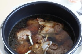电饭煲焖牛肉后味道重，如何解决（掌握几个小窍门）