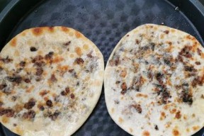 电饭煲制作烧饼面的技巧及调整方法（解决电饭煲制作的烧饼面过硬的问题）