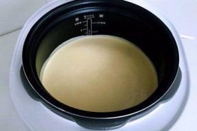 电饭煲蛋糕倒扣的烹饪奇迹（探秘电饭煲蛋糕制作的步骤和技巧）