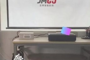 投影仪开机出现亮条的原因及解决方法（解决投影仪开机亮条问题的实用技巧）