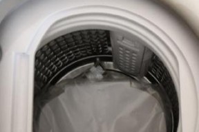 以海尔全自动洗衣机清洗污垢的方法（轻松清洁）
