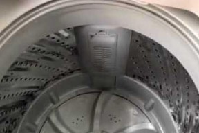 洗衣机陈年污渍的清洗方法（轻松祛除洗衣机陈年污渍）