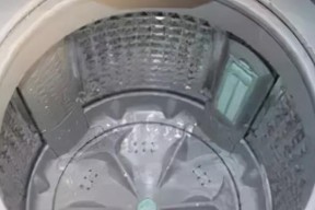 如何清洗洗衣机里的污垢（家庭清洗洗衣机的实用指南）