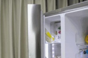 冰箱结冰问题解决方法（让你的冰箱重拾冷静和清洁）