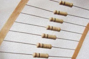 充电器输出端两个大电阻是什么？有什么作用？