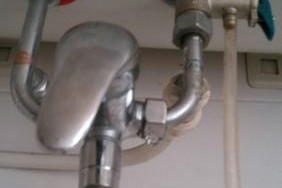 热水器针孔漏水的原因与解决方法（了解热水器针孔漏水的成因）