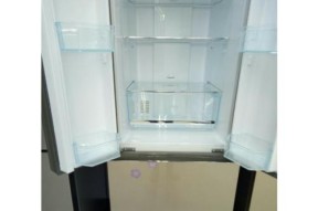 冰柜玻璃发白处理方法（恢复冰柜玻璃透明亮丽的简易方法）
