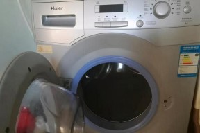 排水口被洗衣机压住怎么办（解决洗衣机排水问题的实用方法）