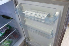 冰箱保鲜室结冰的处理方法（快速解决冰箱保鲜室结冰问题的实用技巧）