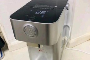 饮水机后面发臭的原因及解决方法（饮水机异味问题的原因分析与解决方案）