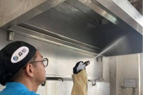 以可乐洗抽油烟机的简单有效方法（通过使用可乐清洗抽油烟机）