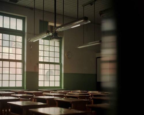以波浪号为主题的艺术表达（波浪号——舞动的符号之美）  第1张