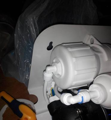 应对净水器白色软管漏水问题的方法（解决漏水问题，保证水质健康）  第2张