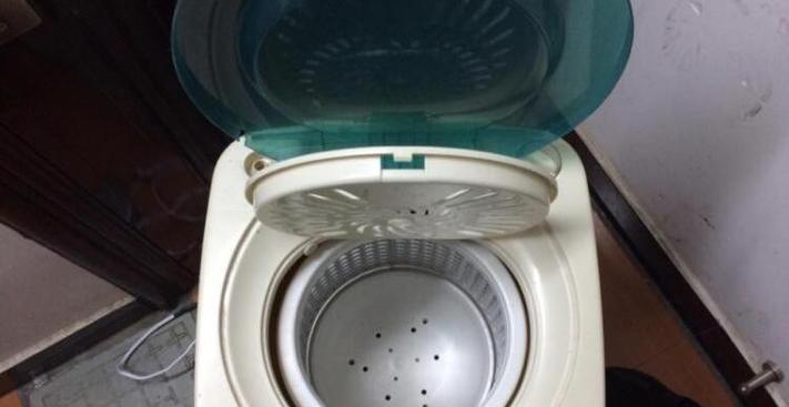 解决洗衣机包装没拆漏水问题的实用方法（快速处理洗衣机包装未拆漏水的突发情况）  第3张