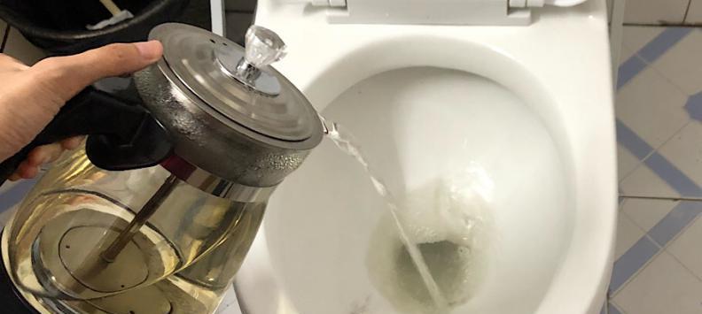 马桶堵了下不了水的原因及解决方法（马桶堵塞导致水无法流动）  第2张