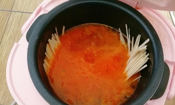 电饭煲煮面条不糊锅的技巧（解决面条糊锅问题的实用方法）  第1张
