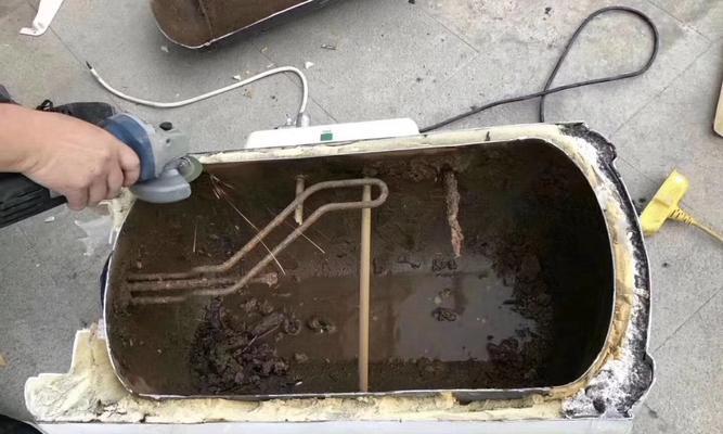 如何修复热水器中间管道漏水问题（解决热水器中间管道漏水的有效方法）  第1张