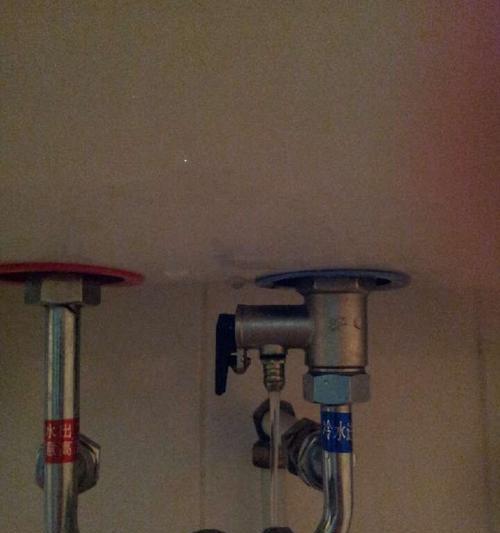 如何修复热水器中间管道漏水问题（解决热水器中间管道漏水的有效方法）  第2张