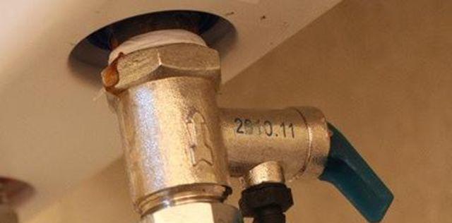 解决热水器不出冷水却过烫的问题（热水器维修教程与技巧）  第1张