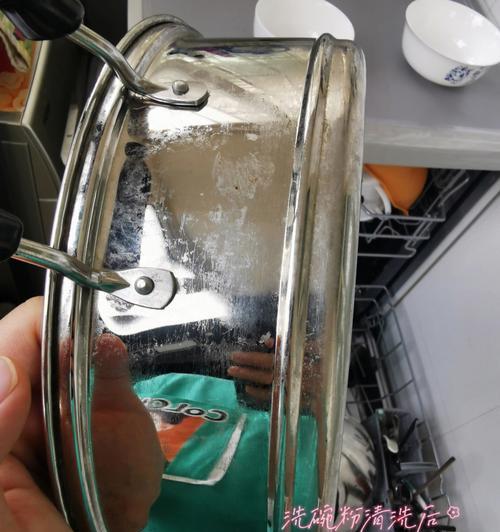 清洁洗碗机外表面油污的方法（轻松解决洗碗机外表油腻问题）  第3张
