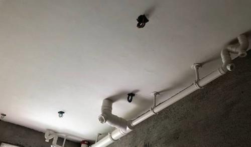蹲厕排水管离墙距离的合理标准（探讨蹲厕排水管离墙距离对使用体验和卫生的影响）  第3张
