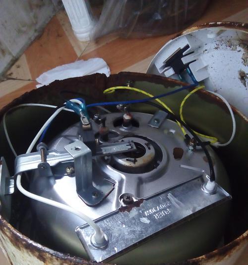 电饭煲盖子修复方法大揭秘（解决电饭煲盖子问题的实用技巧与经验）  第1张