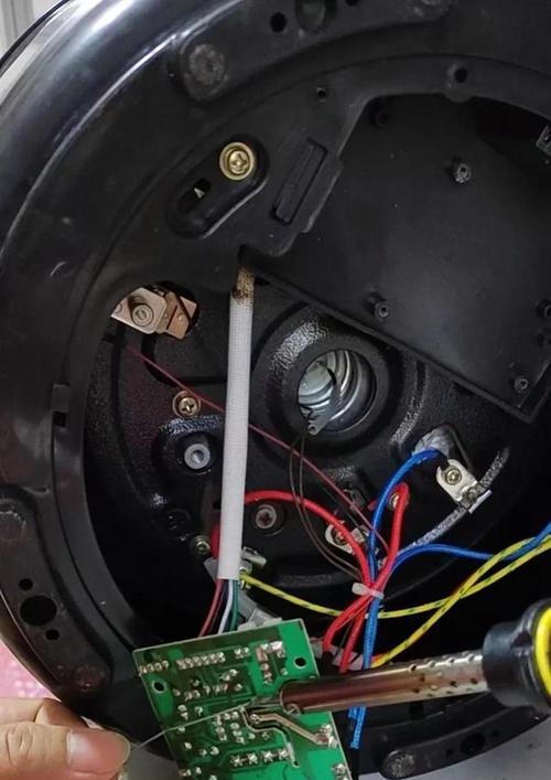 电饭煲盖子修复方法大揭秘（解决电饭煲盖子问题的实用技巧与经验）  第3张