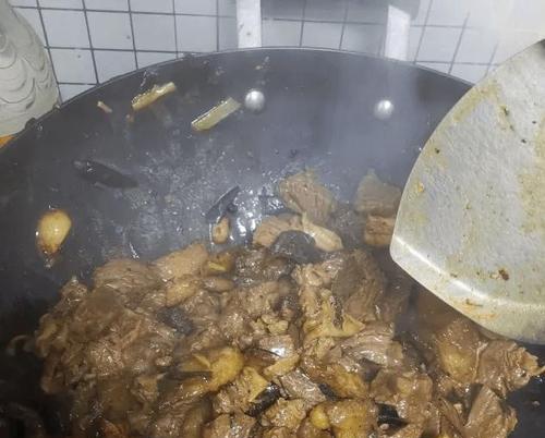 牛肉炖煮技巧大揭秘：如何炖出既美味又不柴的牛肉？  第1张