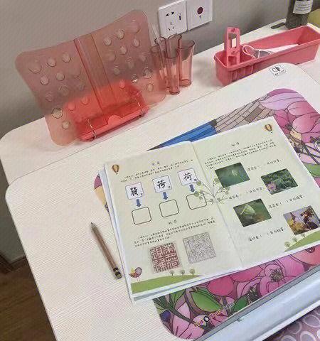 书桌上电脑和平板的使用方法有何不同？操作起来方便吗？  第1张